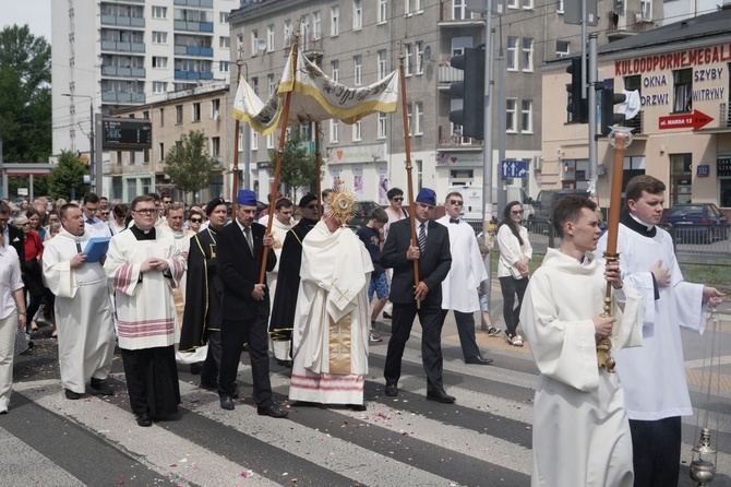 Pan Jezus na kwietnych dywanach. Boże Ciało na Kamionku