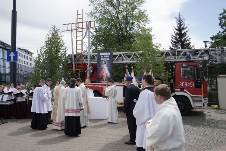 Pan Jezus na kwietnych dywanach. Boże Ciało na Kamionku