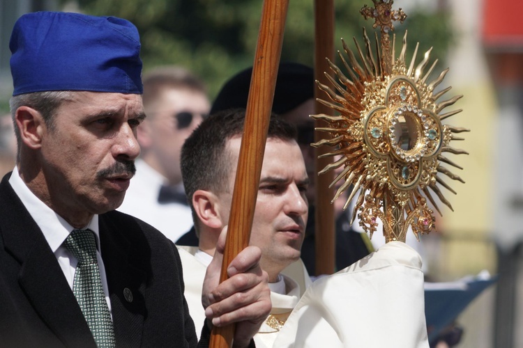 Pan Jezus na kwietnych dywanach. Boże Ciało na Kamionku