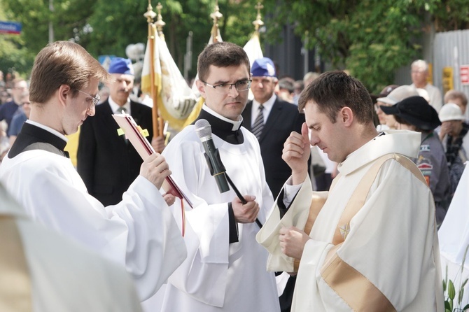 Pan Jezus na kwietnych dywanach. Boże Ciało na Kamionku