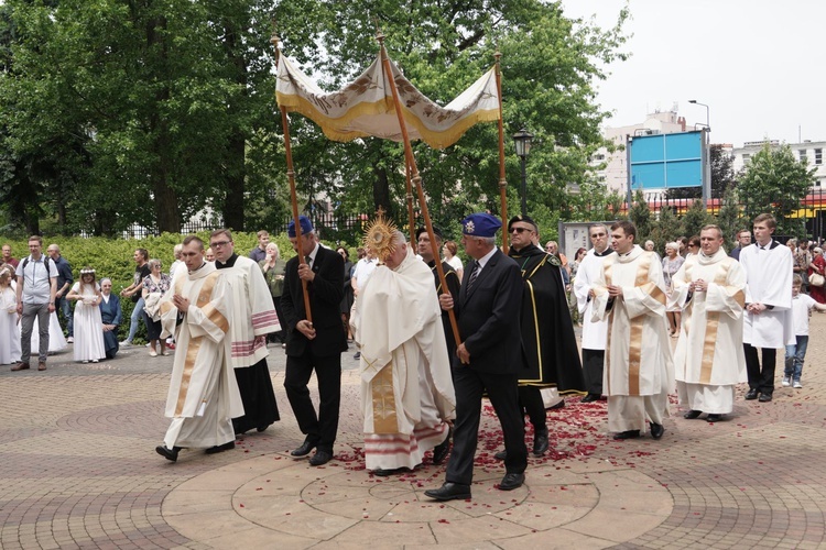 Pan Jezus na kwietnych dywanach. Boże Ciało na Kamionku