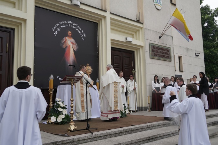 Pan Jezus na kwietnych dywanach. Boże Ciało na Kamionku