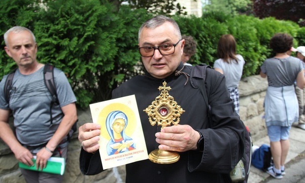 Ks. proboszcz Zdzisław Grochal z relikwiami św. Józefa Bilczewskiego, które pielgrzymi zabrali w drogę do Kalwarii Zebrzydowskiej.