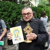 Ks. proboszcz Zdzisław Grochal z relikwiami św. Józefa Bilczewskiego, które pielgrzymi zabrali w drogę do Kalwarii Zebrzydowskiej.