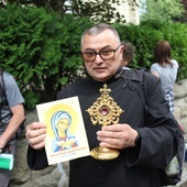 Ks. proboszcz Zdzisław Grochal z relikwiami św. Józefa Bilczewskiego, które pielgrzymi zabrali w drogę do Kalwarii Zebrzydowskiej.