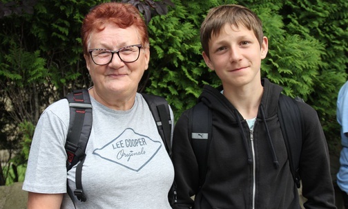 Babcia Maria Nikiel z Miedzybrodzia Bialskiego pielgrzymuje z wnukiem Mateuszem Stworą.