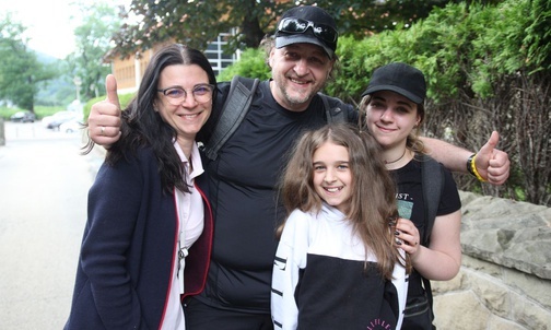 Z rodziny Rusinków ze Złotych Łanów, do Kalwarii idą tata Mieczysław i córka Paulina. Mama Agnieszka i młodsza córka Karolina odprowadziły ich do Porąbki.