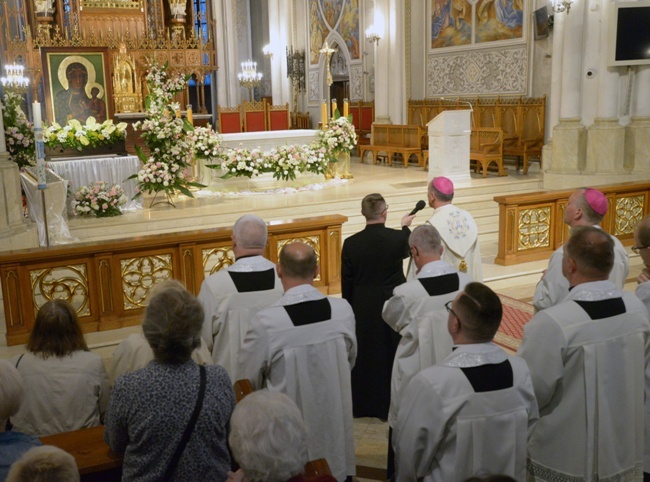 Początek uroczystości 50. rocznicy rozpoczęcia peregrynacji kopii Cudownego Obrazu Jasnogórskiego