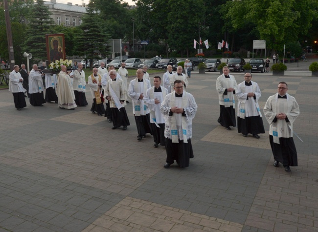 Początek uroczystości 50. rocznicy rozpoczęcia peregrynacji kopii Cudownego Obrazu Jasnogórskiego