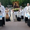 Kopia jasnogórskiej ikony została wniesiona uroczyście do katedry. Z kapłanami nieśli ją biskupi Marek Solarczyk i Piotr Turzyński.