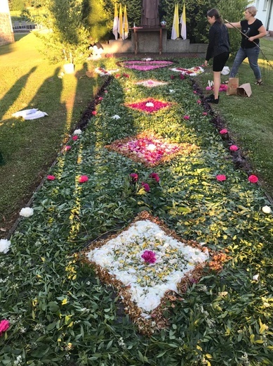 Kwieciste dywany w diecezji świdnickiej