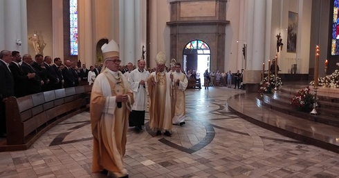 Abp Skworc: Budujemy przyszłość duchem ofiary, służby i bezinteresowności