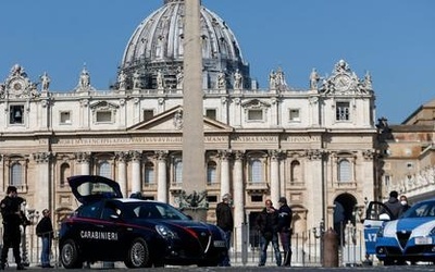 Auto staranowało barierki Watykanu. Policjanci strzelali w opony