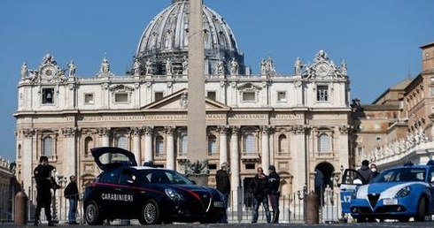 Auto staranowało barierki Watykanu. Policjanci strzelali w opony