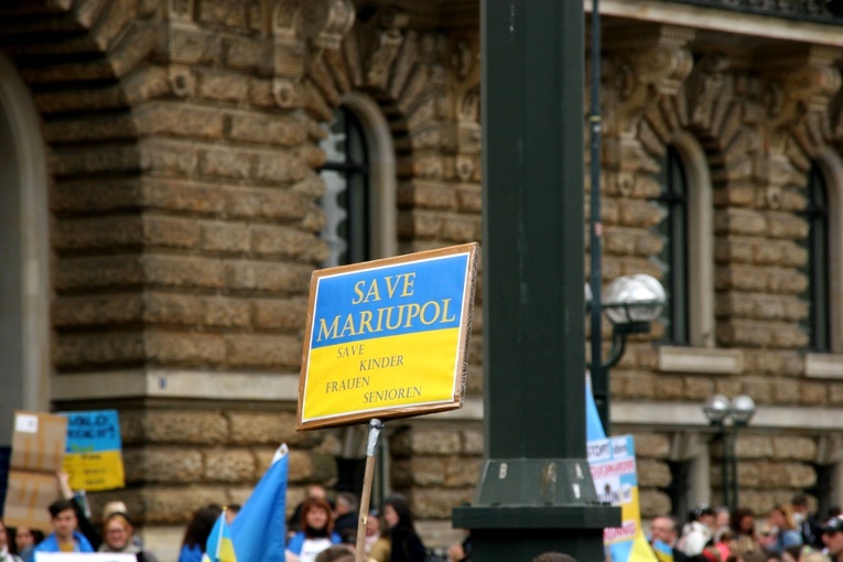 "Wiemy na pewno, że obrońcy Azowstalu żyją"