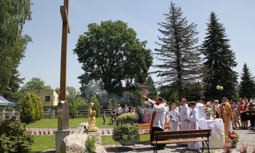 Nabożenstwo pod krzyżem misyjnym poprowadził o. Grzegorz Kamiński - misjonarz Świętej Rodziny.