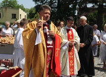 Ks. proboszcz Wacław Pelczar zachęcił, by zabrać do domu krzyże - pamątki misji parafialnych AD 2022.