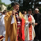 Ks. proboszcz Wacław Pelczar zachęcił, by zabrać do domu krzyże - pamątki misji parafialnych AD 2022.