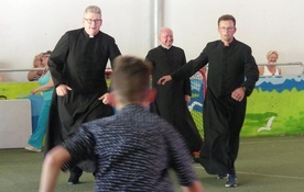 W turnieju piłki ręcznej drużyna księży zagrała w służbowych strojach.