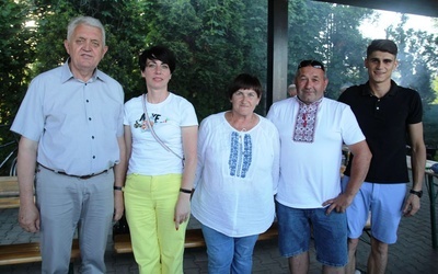 Od lewej: burmistrz Wilamowic Marian Trela, Swietłana Andruszkiw, Olga Bielica, Grzegorz Cieślak i Nikita Kandybor.