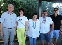 Od lewej: burmistrz Wilamowic Marian Trela, Swietłana Andruszkiw, Olga Bielica, Grzegorz Cieślak i Nikita Kandybor.