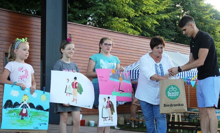 Olga Bielica i Nikita Kandybor wręczyli nagrody dzieciom uczestniczącym w zajęciach plastycznych.