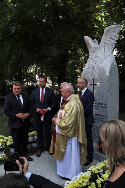 Katowice. Abp Mokrzycki święci pomnik orląt i kadetów lwowskich