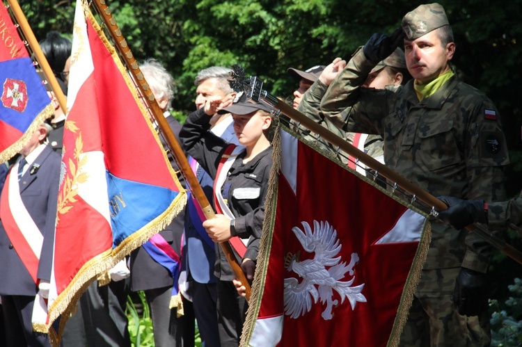 Katowice. Abp Mokrzycki święci pomnik orląt i kadetów lwowskich