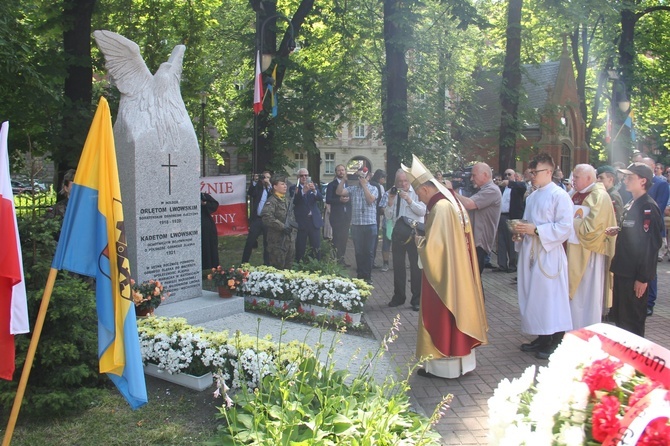 Katowice. Abp Mokrzycki święci pomnik orląt i kadetów lwowskich