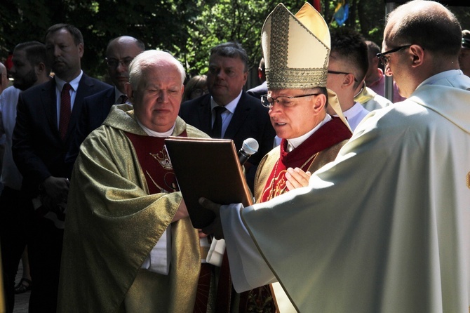 Katowice. Abp Mokrzycki święci pomnik orląt i kadetów lwowskich