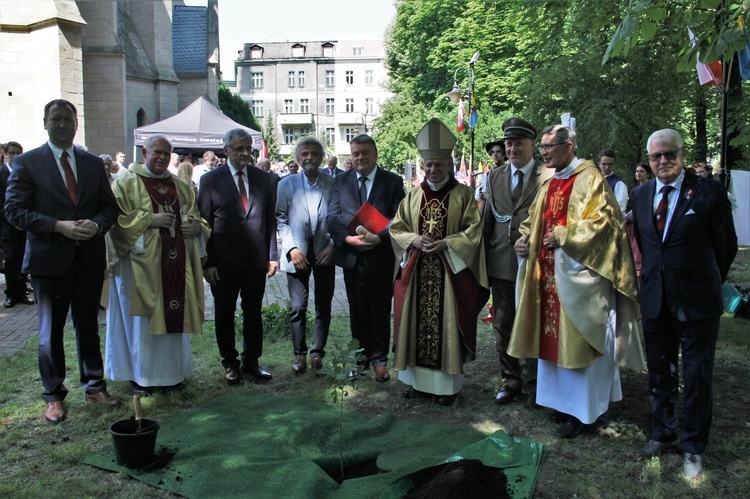 Katowice. Abp Mokrzycki święci pomnik orląt i kadetów lwowskich