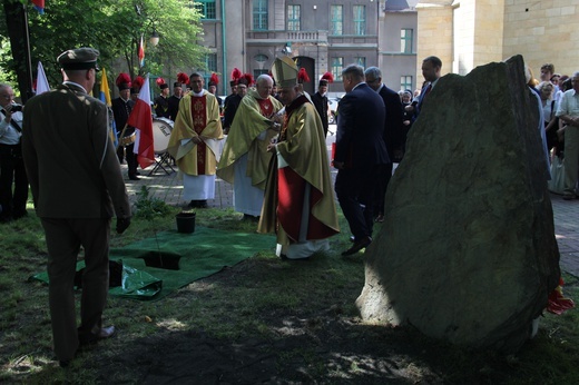 Katowice. Abp Mokrzycki święci pomnik orląt i kadetów lwowskich