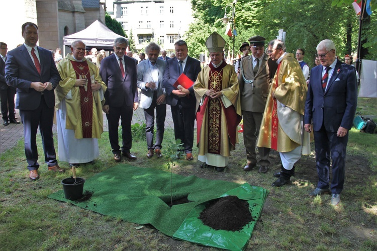 Katowice. Abp Mokrzycki święci pomnik orląt i kadetów lwowskich