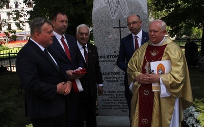 Katowice. Abp Mokrzycki święci pomnik orląt i kadetów lwowskich