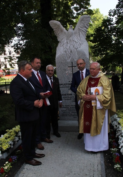 Katowice. Abp Mokrzycki święci pomnik orląt i kadetów lwowskich