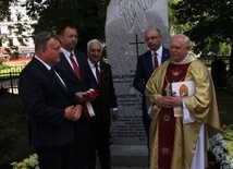 Katowice. Abp Mokrzycki święci pomnik orląt i kadetów lwowskich