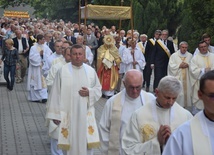 Na zakończenie Mszy Świętej odbyła się procesja eucharystyczna wokół świątyni.