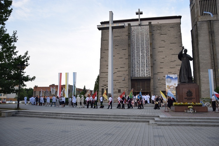 Stacja kongresowa z udziałem ludzi pracy