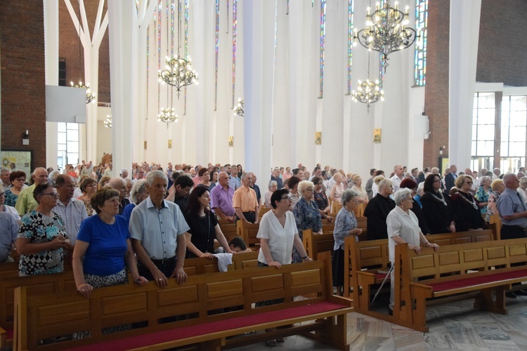 Stacja kongresowa z udziałem ludzi pracy