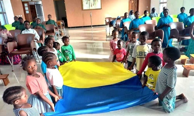 Wiedzą, czym jest głód. Dzieci z Tanzanii modlą się za rówieśników z Ukrainy