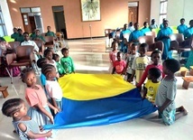 Wiedzą, czym jest głód. Dzieci z Tanzanii modlą się za rówieśników z Ukrainy