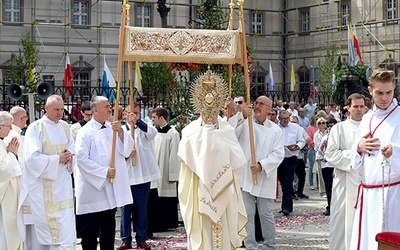 Biskup niosący Najświętszy Sakrament z katedry do pierwszego ołtarza.