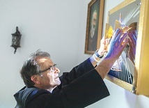 Ksiądz Romuald Brudnowski prezentuje tabernakulum, w którym znajduje się specjalne okienko na Hostię.