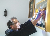 Ksiądz Romuald Brudnowski prezentuje tabernakulum, w którym znajduje się specjalne okienko na Hostię.