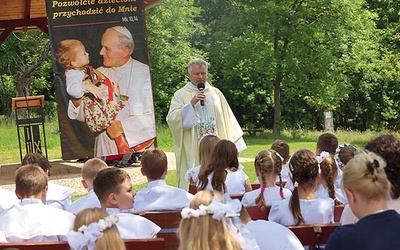 Ojciec Zdzisław Świniarski w czasie homilii przypomniał historię i przesłanie objawień z Portugalii.