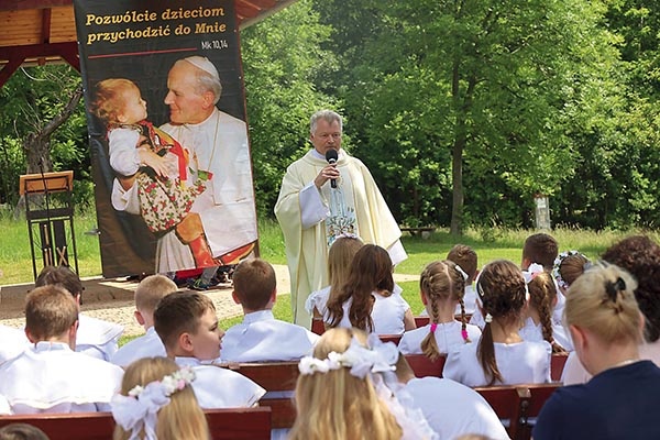 Ojciec Zdzisław Świniarski w czasie homilii przypomniał historię i przesłanie objawień z Portugalii.