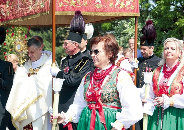 ▲	Szli za Panem Jezusem, a drogę wskazywał im wielki rodak…