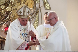 W mensie ołtarzowej umieszczono relikwie bł. Karoliny Kózki.