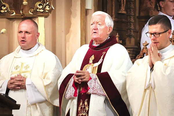 ▲	Eucharystii  dla pielgrzymów przewodniczył jubilat ks. Stanisław Śmietana.