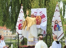 ▲	Modlitwy oraz śpiewy przy ołtarzu, który stanął przy cerkwi  na Traugutta, poprowadzone były po ukraińsku.